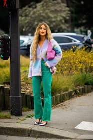 curly hair, lila cardigan, multicolor cardigan, pink bag, green pants, highwaist trousers, shiny heels, emili sindlev, street style, jonathan paciullo, FW, frenchystyle, fashion week, AUTUMN WINTER 2022-2023, FALL WINTER 2022_2023, FW 22-23, PFW, PARIS, full length, vertical