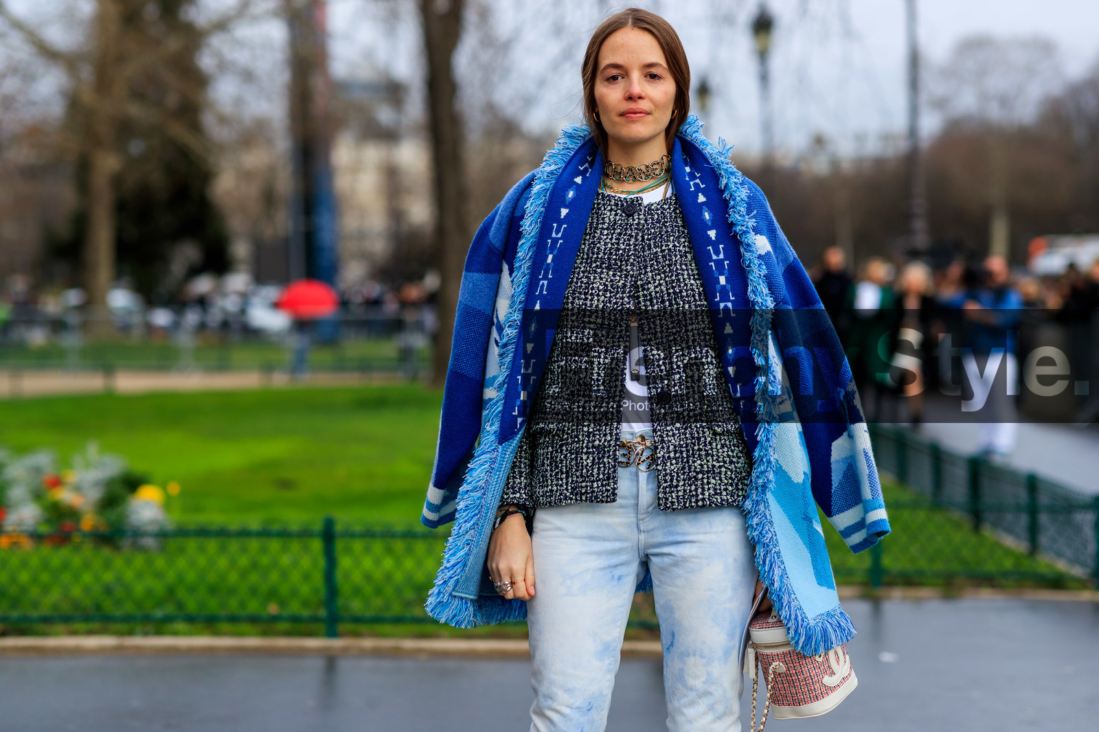 blue denim, blue jacket, cardigan, carlotta oddi, chanel, choker, denim pants, graphic bag, graphic jacket, grey jacket, jeans, leather bag, necklace, pink bag, printed bag, printed jacket, trousers, tweed bag, tweed jacket, PARIS, PFW, street style, jonathan paciullo, FW, frenchystyle, fashion week, AUTUMN WINTER 2019-2020, AW 19-20, FALL WINTER 2019-2020, FW 19-20, horizontal, atmosphere details, detail