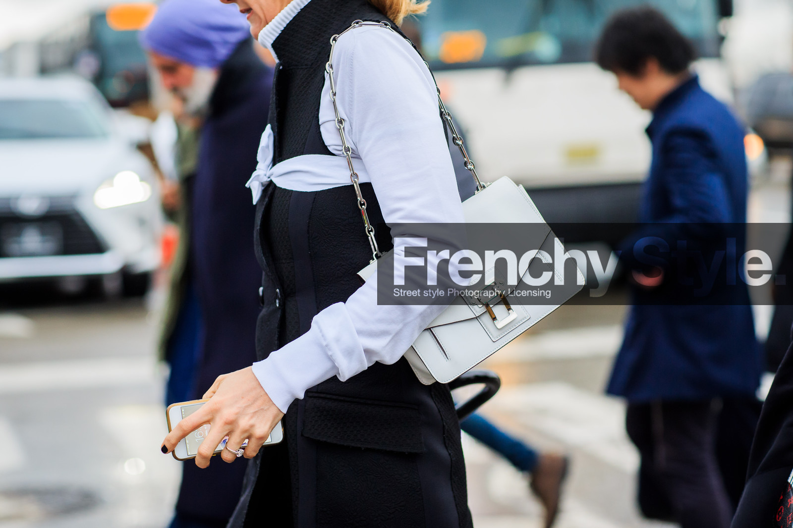atmosphere details, AUTUMN WINTER 2016-2017, AW 16-17, black jacket, detail, fashion week, frenchystyle, FW, FW 16-17, horizontal, iphone, jonathan paciullo, leather bag, NEW YORK, NYFW, sleeveless, street style, turtleneck sweater, white bag, white sweater, woman