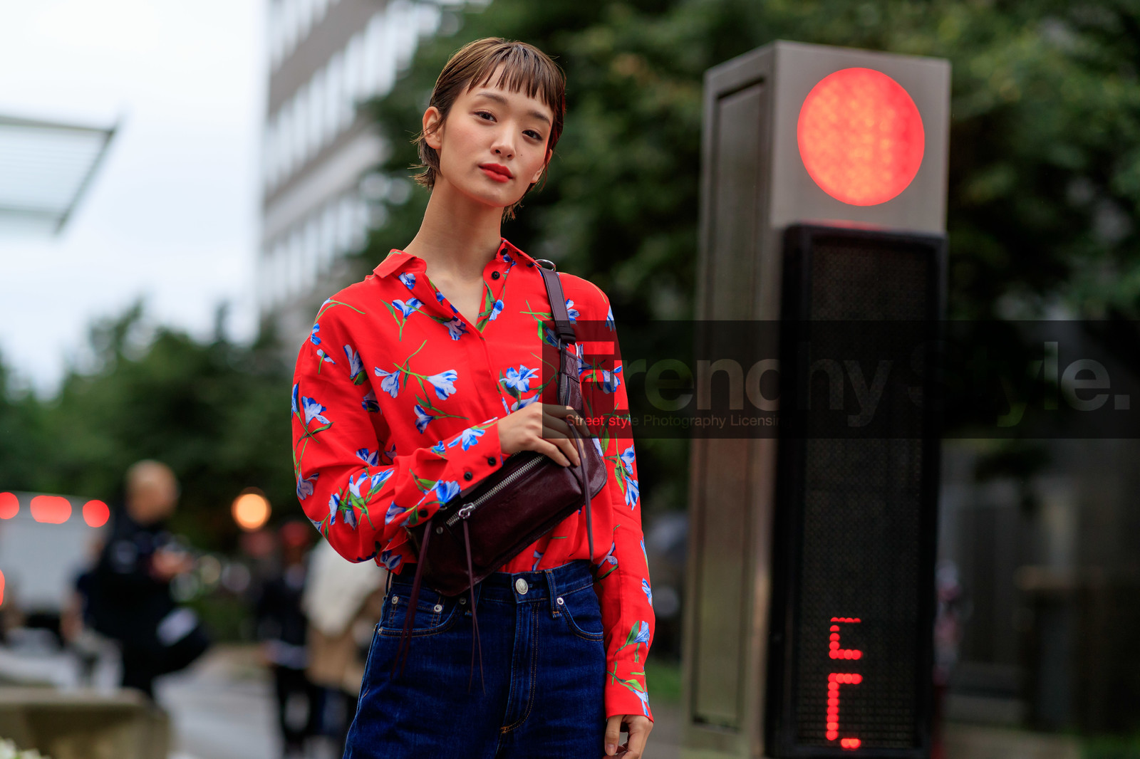 blue denim, bordeaux, burgundy, denim pants, fanny pack, floral, flowers, jeans, leather bag, red bag, red lips, red shirt, trousers, fashion week, frenchystyle, FW, jonathan paciullo, street style, NEW YORK, NYFW, SPRING SUMMER 2020, SS 20, horizontal, atmosphere details, detail