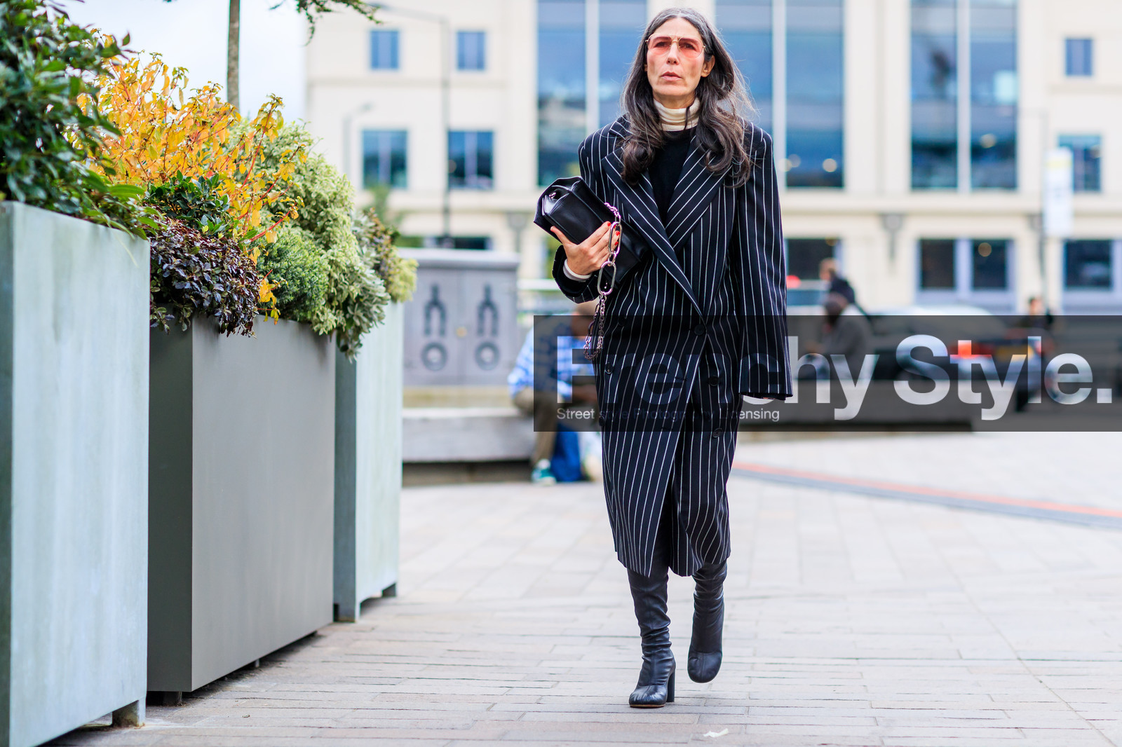 atmosphere details, black bag, black boots, black coat, black jacket, black shoes, blazer, fashion week, frenchystyle, full length, FW, graphic coat, high boots, horizontal, jonathan paciullo, leather bag, leather shoes, LFW, LONDON, printed coat, SPRING SUMMER 2018, SS 18, street style, striped coat, tone on tone, total look black, Véronique Tristram