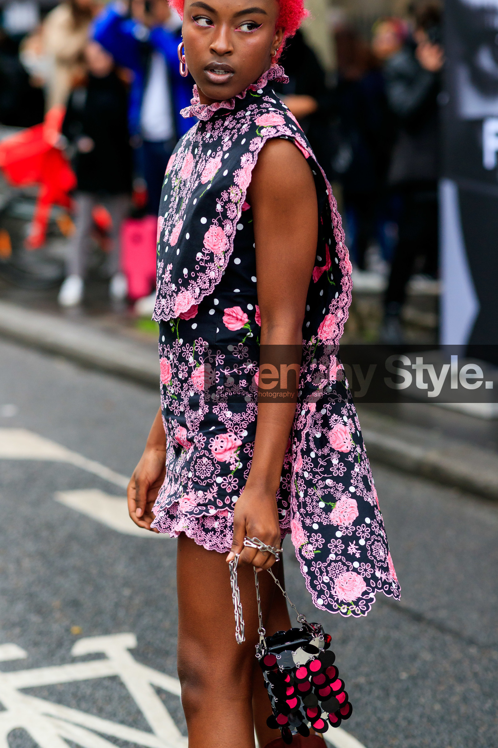 pink hair, pink earrings, pink dress, pink jumpsuit, dyed hair, big earrings, big chain earrings, dangling earrings, short jumpsuit, short hair, sleeveless jumpsuit, polka dots jumpsuits, floral printed jumpsuits, lace jumpsuits, high collar jumpsuit, paco rabanne dress, paco rabanne earrings, paco rabanne jumpsuits, paco rabanne bag, pink bag, silvered chain strap bag, sequins bag, plastic bag, fashion week, frenchystyle, FW, jonathan paciullo, street style, PFW, PARIS, AUTUMN WINTER 2020-2021, FALL WINTER 2020-2021, FW 20-21, vertical, atmosphere details, detail