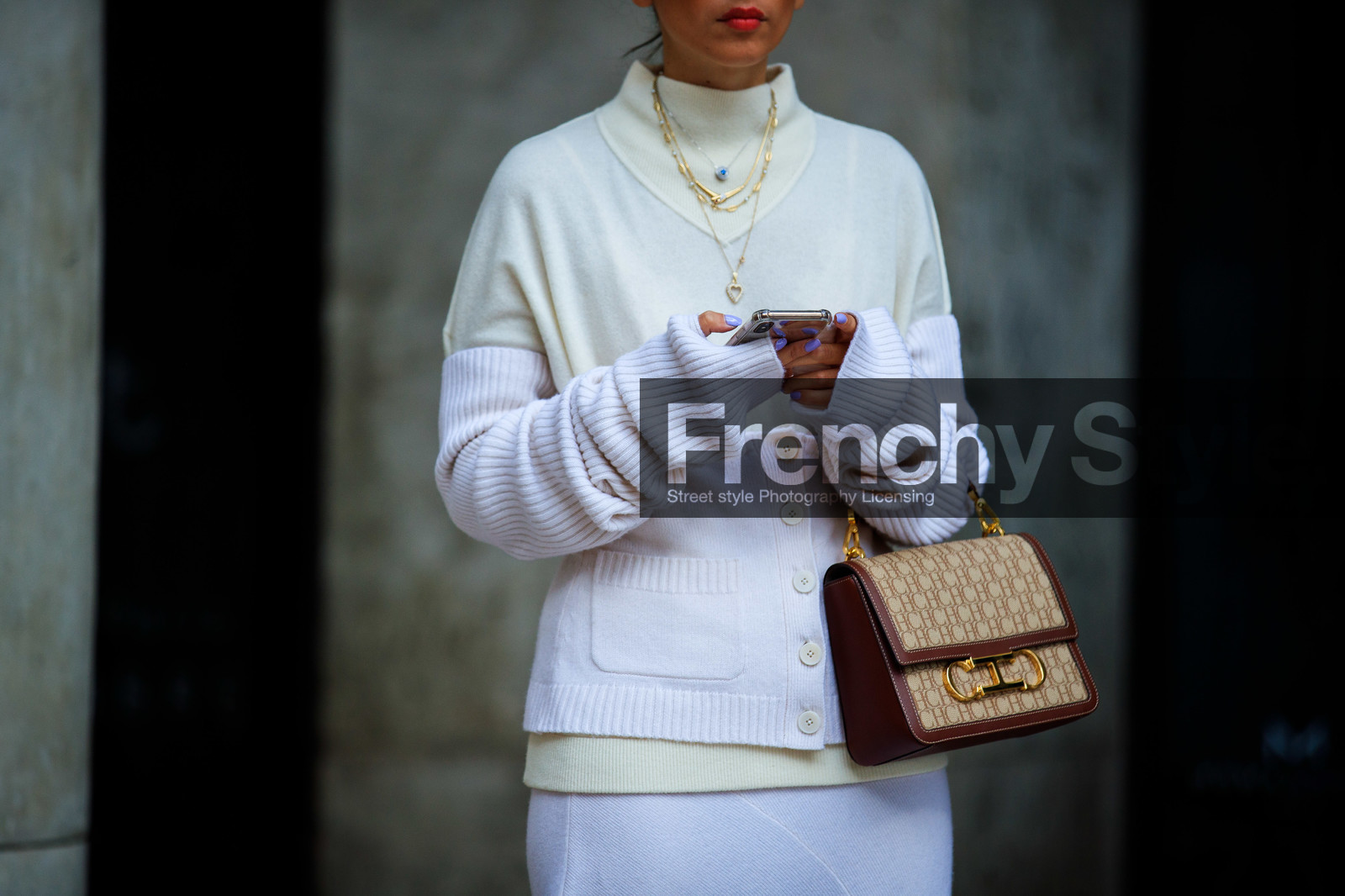 gabriella berdugo, white pullover, white cardigan, asymetrical cardigan, asymetrical pullover, turtleneck pullover, monogrammed bag, hand bag, camel leather bag, chloe bag, knitwear, golden necklace, multi necklace, fashion week, frenchystyle, FW, jonathan paciullo, street style, PFW, PARIS, SPRING SUMMER 2021, SS 21, horizontal, atmosphere details, detail