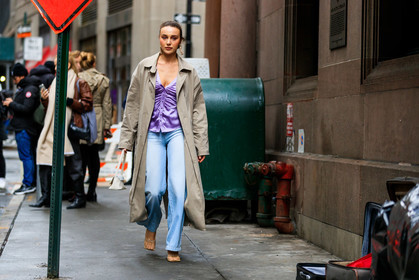 mary leest, lilac shirt, lilac top, satin shirt, satin top, drape shirt, low necked shirt, light beige trench coat, light blue trench coat, white leather bag, hand bag, animal skin bag, mini bag, dangling earrings, golden earrings, fringe earrings, bottega veneta shoes, ankle bracelet, flare jeans, light beige shoes, squared toed shoes, fishnet shoes, openwork shoes, denim, fashion week, frenchystyle, FW, jonathan paciullo, street style, AUTUMN WINTER 2020-2021, FALL WINTER 2020-2021, FW 20-21, horizontal, atmosphere details, full length, NYFW, NEW YORK