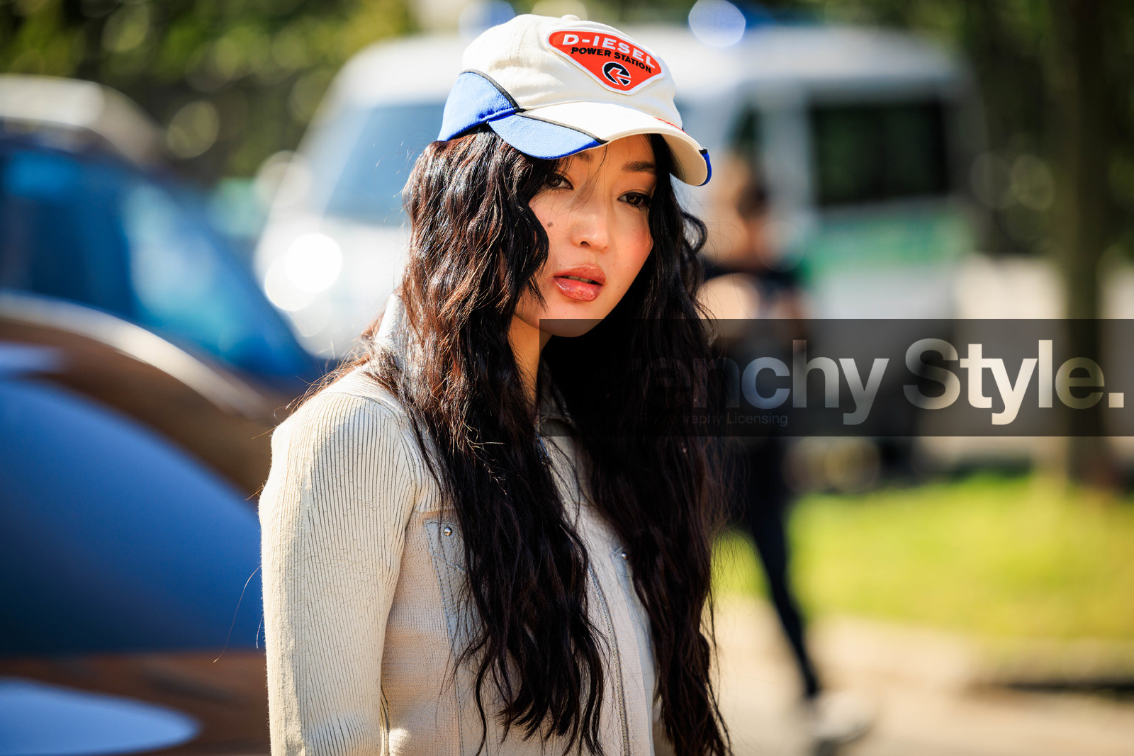 close up, details, wavy hair, black hair, white cap, diesel logo cap, pleated zipped cardigan, fashion week, frenchystyle, FW, jonathan paciullo, street style, MFW, MILAN, FALL WINTER 2022_2023, AUTUMN WINTER 2022-2023, FW 22-23, horizontal, atmosphere details