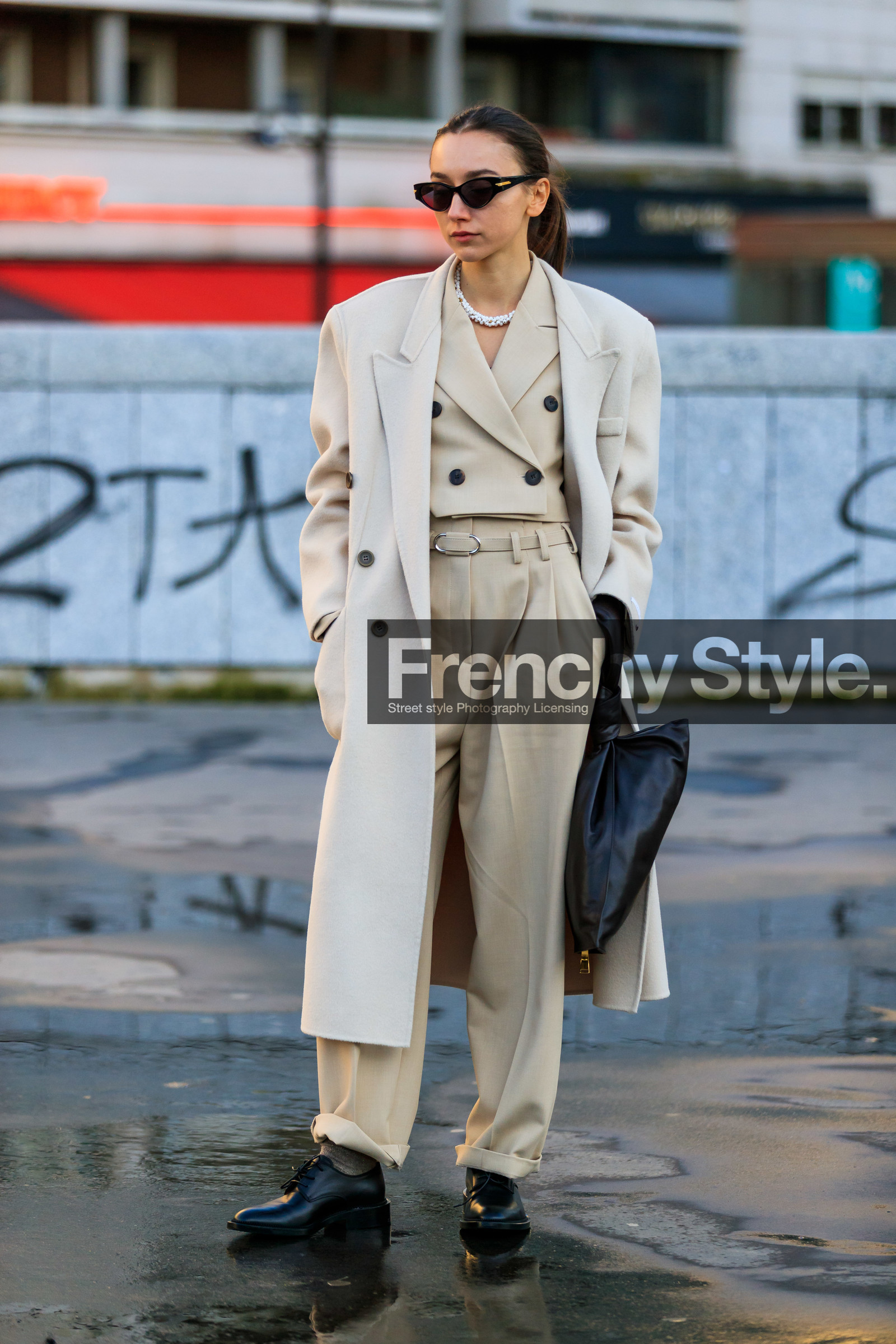 beatrice gutu, light beige jacket, light beige pants, light beige suits, light beige trench coat, cropped jacket, high waist pants, belted pants, carrot pants, black sunglasses, butterfly sunglasses, bottega veneta sunglasses, bottega veneta bag, black leather bag, black leather derbie, flat shoes, laced shoes, pearl necklace, fashion week, frenchystyle, FW, jonathan paciullo, street style, PFW, PARIS, AUTUMN WINTER 2020-2021, FALL WINTER 2020-2021, FW 20-21, vertical, full length