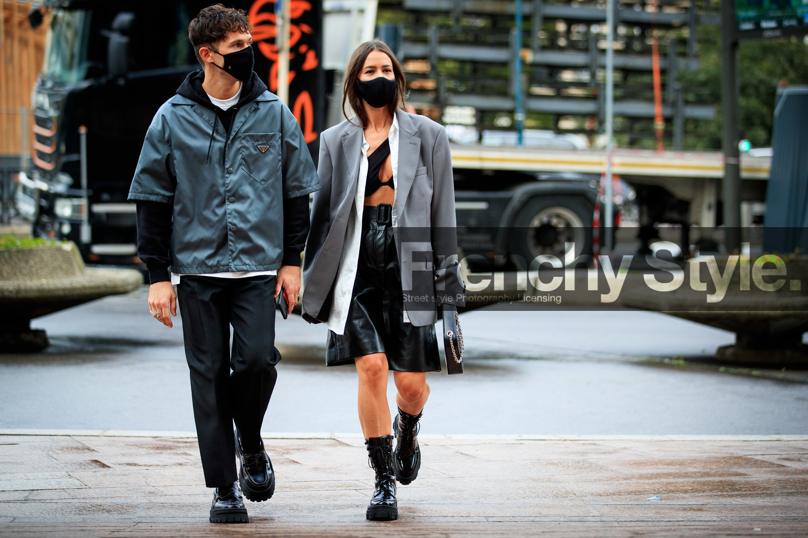 JS roques, grey jacket, short sleeves jacket, prada jacket, black hoodie, black pants, black leather loafers, big, sole shoes, big sole loafers, alice barbier, grey jacket, oversize jacket, white shirt, black leather bag, black leather shorts, black leather boots, black polish boots, polish boots, laced boots, flat boots, square shape bag, coperni bag, hand bag, silvered chain strap bag, cropped top, black top, black bra, asymmetrical top, big sole boots, black leather bermuda shorts, covid face mask, fashion week, frenchystyle, FW, jonathan paciullo, street style, PFW, PARIS, SPRING SUMMER 2021, SS 21, horizontal, atmosphere details, full length