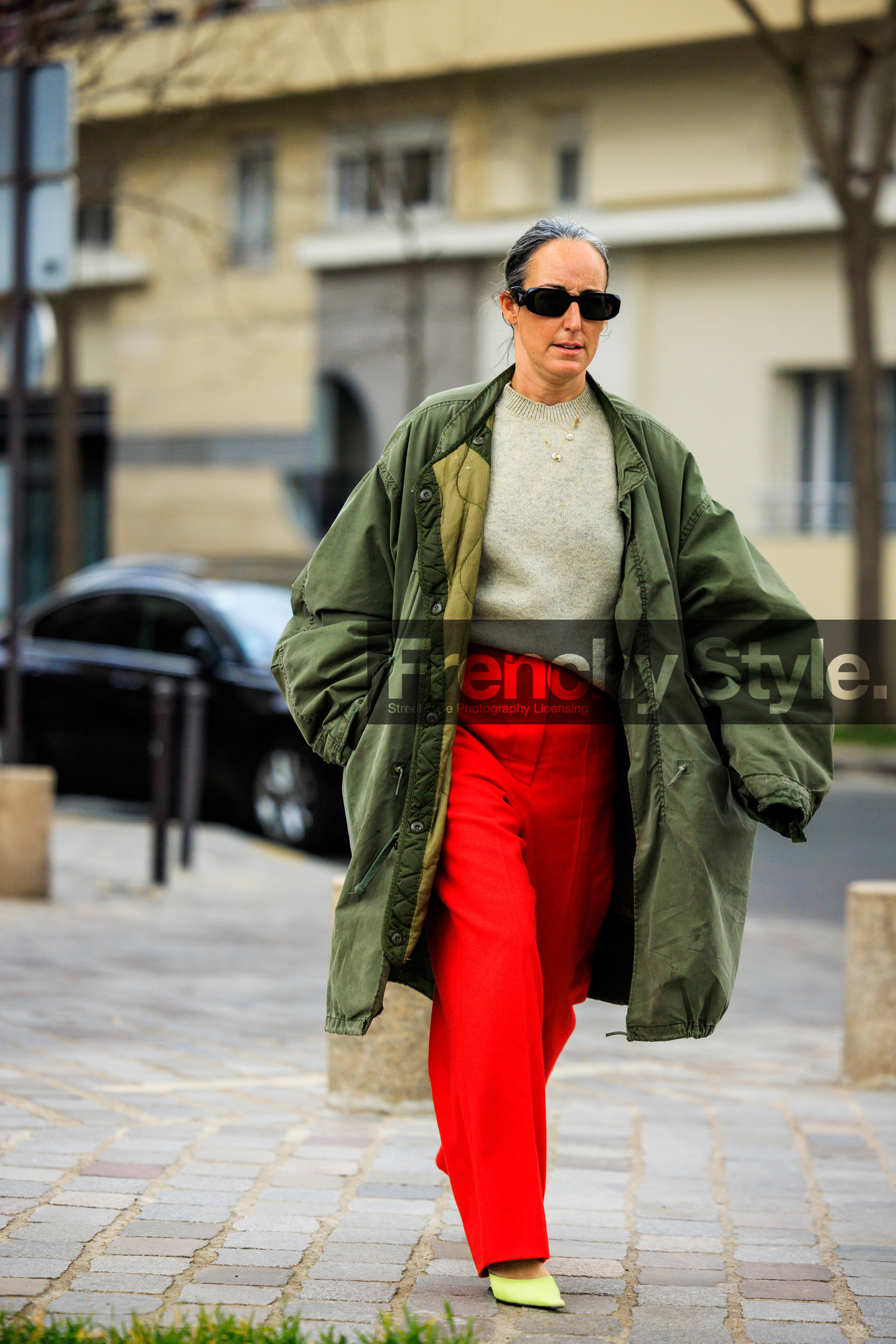 oversized jacket, winter coat, grey jumper, knitted jumper, black sunglasses, red pants, baggy pants, green coat, kaki coat, fluo green heels, street style, jonathan paciullo, FW, frenchystyle, fashion week, AUTUMN WINTER 2022-2023, FALL WINTER 2022_2023, FW 22-23, PFW, PARIS, full length, vertical