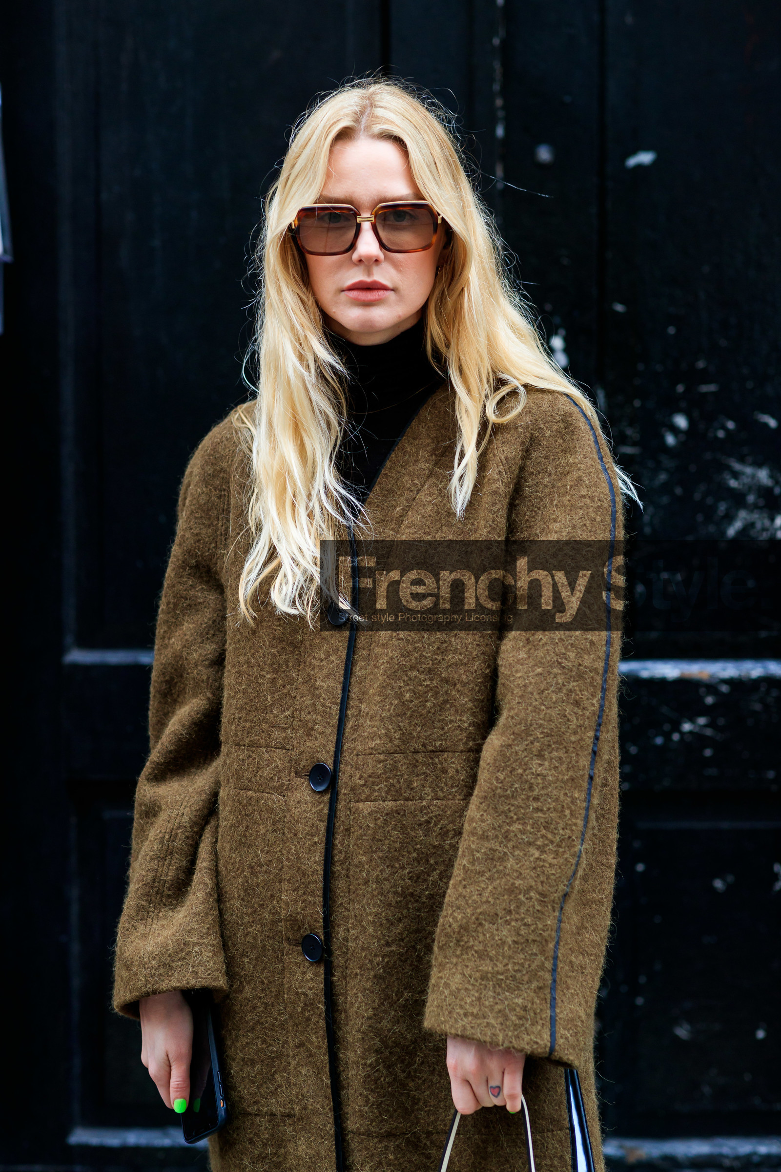 black turtleneck, brown coat, sunglasses, street style, jonathan paciullo, frenchystyle, NYFW, NEW YORK, AUTUMN WINTER 2019-2020, AW 19-20, FALL WINTER 2019-2020, FW 19-20, fashion week, FW, vertical, atmosphere details, detail