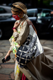 bag detail, close up detail, silk bag, shopping bag, camel leather bag, shoulder bag, white bag, printed bag, floral printed bag, patchwork bag, checked bag, multicolor bag, covid face mask, street style, jonathan paciullo, FW, frenchystyle, fashion week, MFW, MILAN, SPRING SUMMER 2021, SS 21, vertical, detail