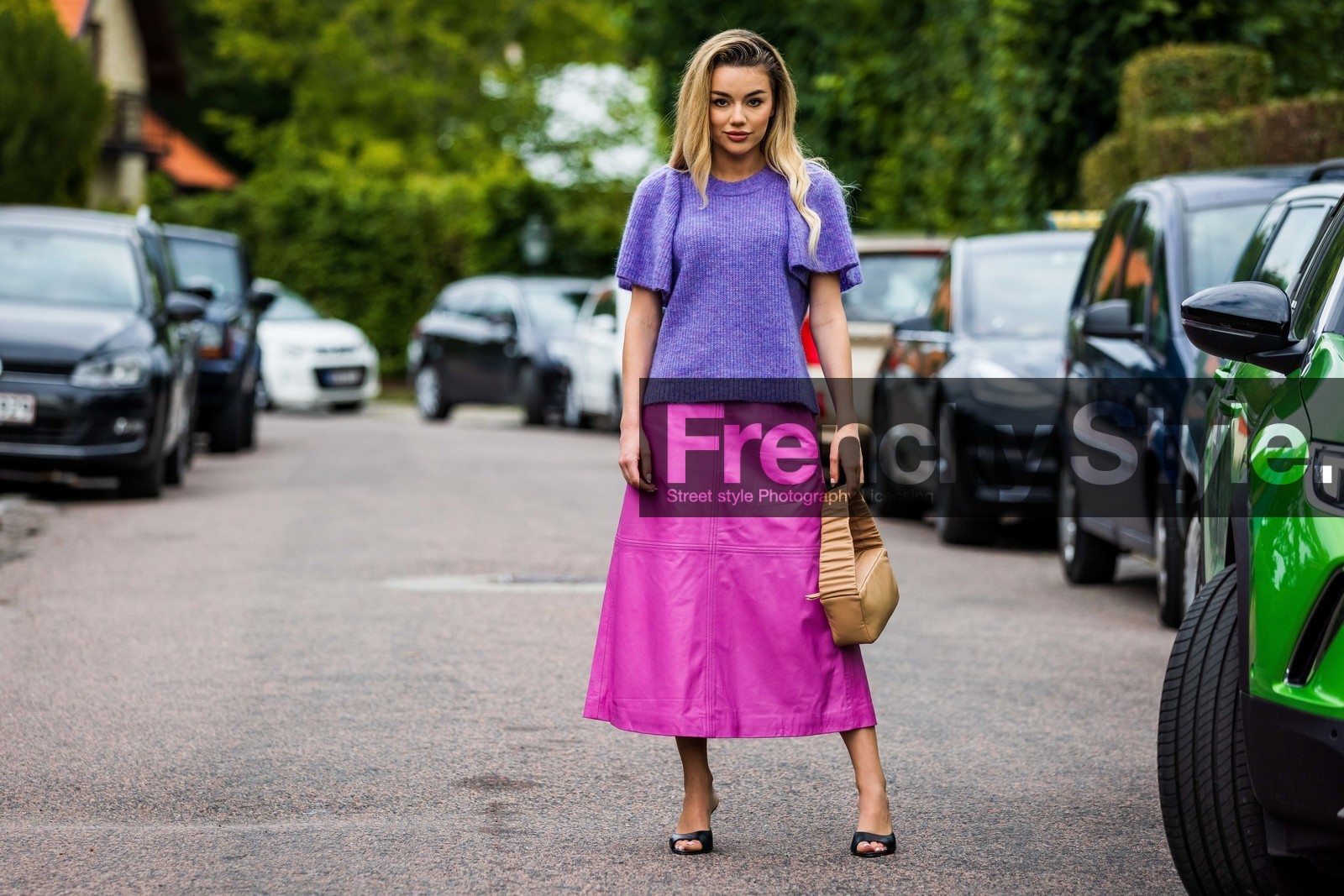 bag, black mules, black sandals, camel bag, color, color block, fluo pink skirt, knit, knitwear, leather sandals, leather skirt, long skirt, mules, pink skirt, purple knit, sandals, skirt, karolina wojcik, fashion week, frenchystyle, FW, jonathan paciullo, street style, SPRING SUMMER 2022, SS 22, COPENHAGEN, CPHFW, atmosphere details, horizontal, full length