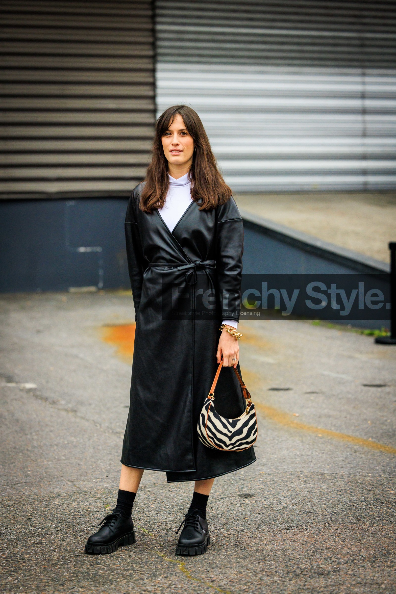 leather trench, black trench, white shirt, zebra bag, animal print bag, black derbis, black look, coperni, astrid boutrot, street style, jonathan paciullo, FW, frenchystyle, fashion week, AUTUMN WINTER 2022-2023, FALL WINTER 2022_2023, FW 22-23, PFW, PARIS, full length, vertical