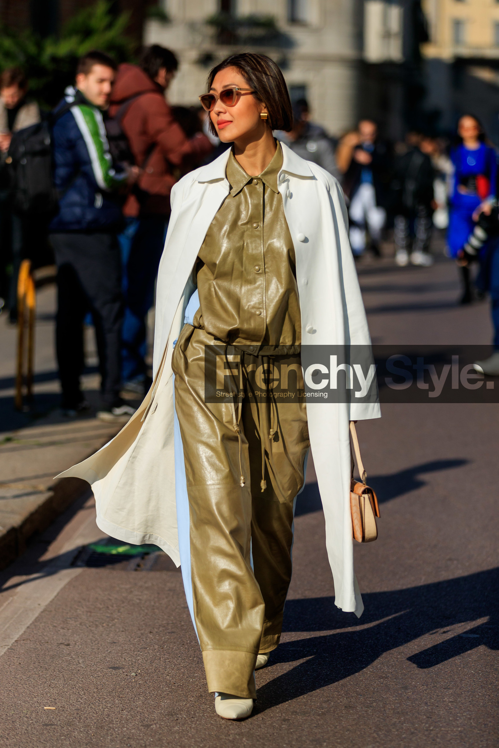 liz yu, white trench coat, kaki shirt, kaki pants, jogging pants, beige sunglasses, butterfly sunglasses, fashion week, frenchystyle, FW, jonathan paciullo, street style, MFW, MILAN, AUTUMN WINTER 2020-2021, FALL WINTER 2020-2021, FW 20-21, vertical, full length