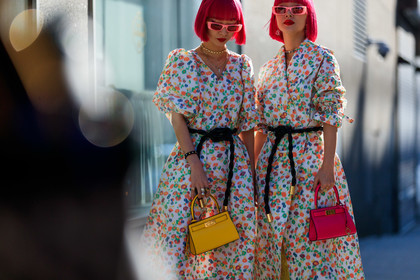Ami and Aya Suzuki, pink hair, pink sunglasses, pink leather bag, dyed hair, floral printed dress, white dress, short sleeves dress, mid long dress, belted dress, black belt, gucci sunglasses, square shape glasses, yellow leather bag, hand bag, floral printed jacket, floral printed trench coat, golden chocker, tory burch dress, tory burch trench coat, tory burch belt, tory burch bag, multi rings, multi necklace, silvered ring, fashion week, frenchystyle, FW, jonathan paciullo, street style, FALL WINTER 2020-2021, AUTUMN WINTER 2020-2021, FW 20-21, horizontal, atmosphere details, detail, NYFW, NEW YORK