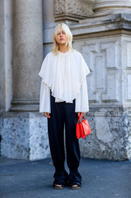 AUTUMN WINTER 2017-2018, AW 17-18, black pants, FALL WINTER 2017-2018, fashion week, frenchystyle, full length, FW, FW 17-18, jil sander, jonathan paciullo, leather bag, leather shoes, MFW, MILAN, red bag, street style, trousers, vertical, white shirt, wide pants