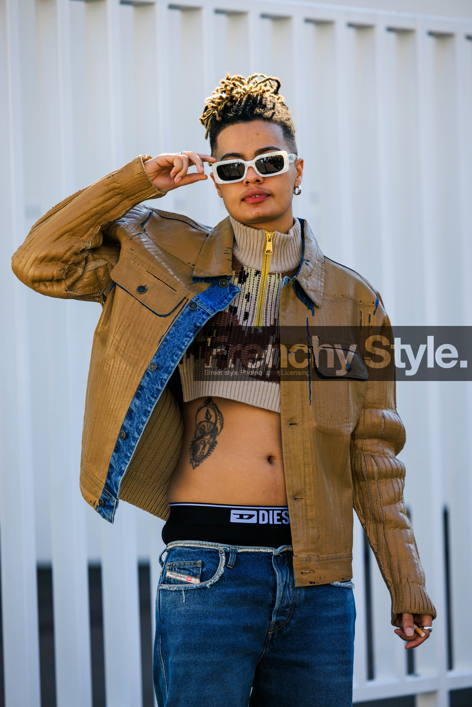 diesel full look, diesel jeans, wideleg blue jeans, leather jacket, camel jacket, white sunglasses, knitted cropped top, zipped cropped top, dual toned cropped top, silver loops, dreadlocks hair, close up, fashion week, frenchystyle, FW, jonathan paciullo, street style, MFW, MILAN, AUTUMN WINTER 2022-2023, FALL WINTER 2022_2023, FW 22-23, vertical, atmosphere details