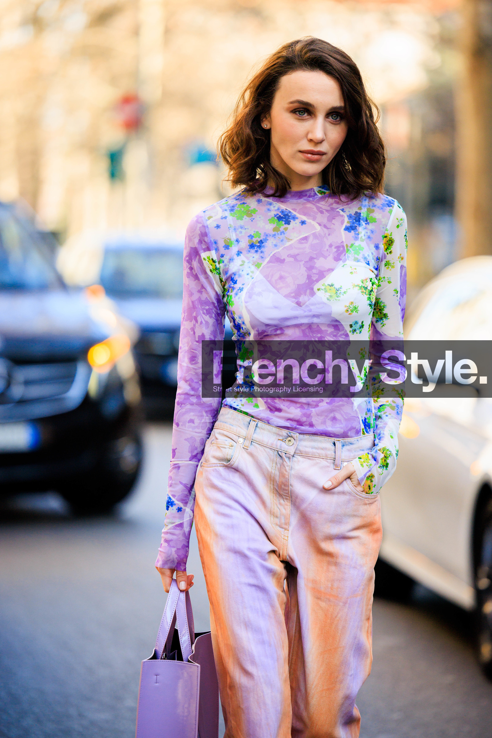 multiprint top, purple top, second skin top, flowered top, tie dye jeans, denim dual toned jeans, orange jeans, purple jeans, cabas bag, purple bag, mary leest, fashion week, frenchystyle, FW, jonathan paciullo, street style, vertical, atmosphere details, detail