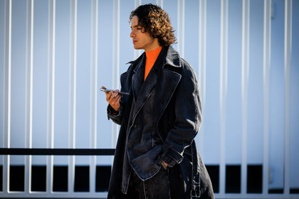 denim full look, denim trench, oversized trench, grey denim trench, orange turtleneck, fashion week, frenchystyle, FW, jonathan paciullo, street style, MFW, MILAN, AUTUMN WINTER 2022-2023, FALL WINTER 2022_2023, FW 22-23, horizontal, atmosphere details