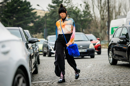 multicolor shirt, black trousers, baggy pants, fringe hair, furry bag, blue bag, crossbody bag, lolita shoes, black shoes, black heels, susie lau, street style, jonathan paciullo, FW, frenchystyle, fashion week, AUTUMN WINTER 2022-2023, FALL WINTER 2022_2023, FW 22-23, PFW, PARIS, horizontal, atmosphere details, full length