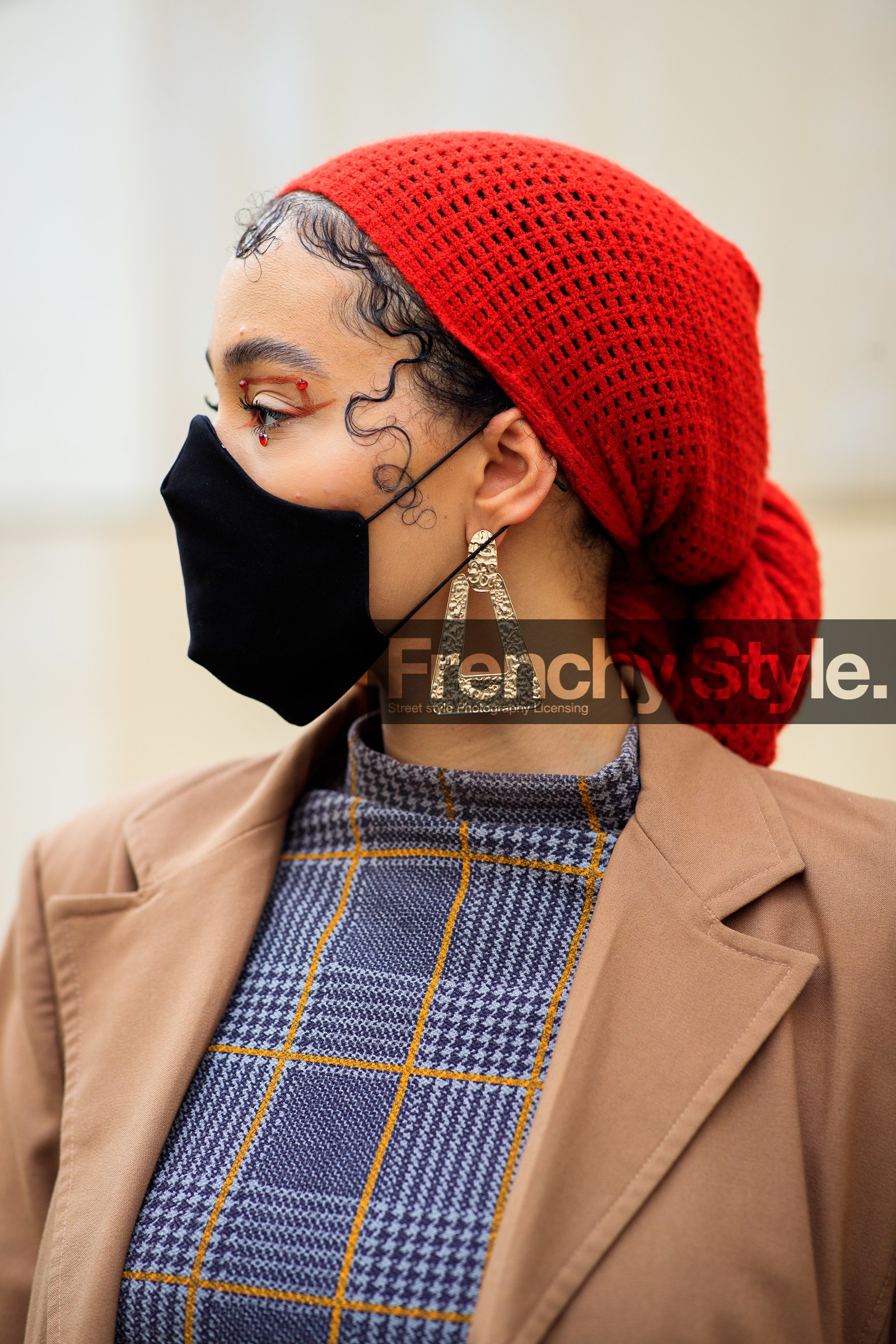 hair scarf, red scarf, knit scarf, golden earrings, dangling earrings, geometric shape earring, jewel close up, earring detail, close up detail, checked top, grey top, camel trenchcoat, red eyeliner, red eyeshadow, strassed make up, make up, make up details, covid face mask, fashion week, frenchystyle, FW, jonathan paciullo, street style, PFW, PARIS, SPRING SUMMER 2021, SS 21, vertical, atmosphere details, detail