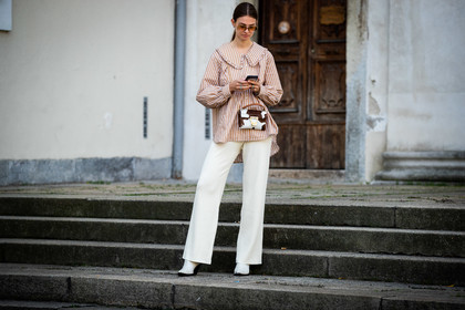 striped shirt, camel shirt, white shirt, big collar, white pants, knitwear, knit pants, animal skin bag, white bag, brown bag, fur bag, crossbody bag, aviator sunglasses, smoked sunglasses, metalic frame sunglasses, flare pants, white leather boots, cowboy boots, jacqueline zelwis, street style, jonathan paciullo, FW, frenchystyle, fashion week, MFW, MILAN, SPRING SUMMER 2021, SS 21, horizontal, atmosphere details, full length