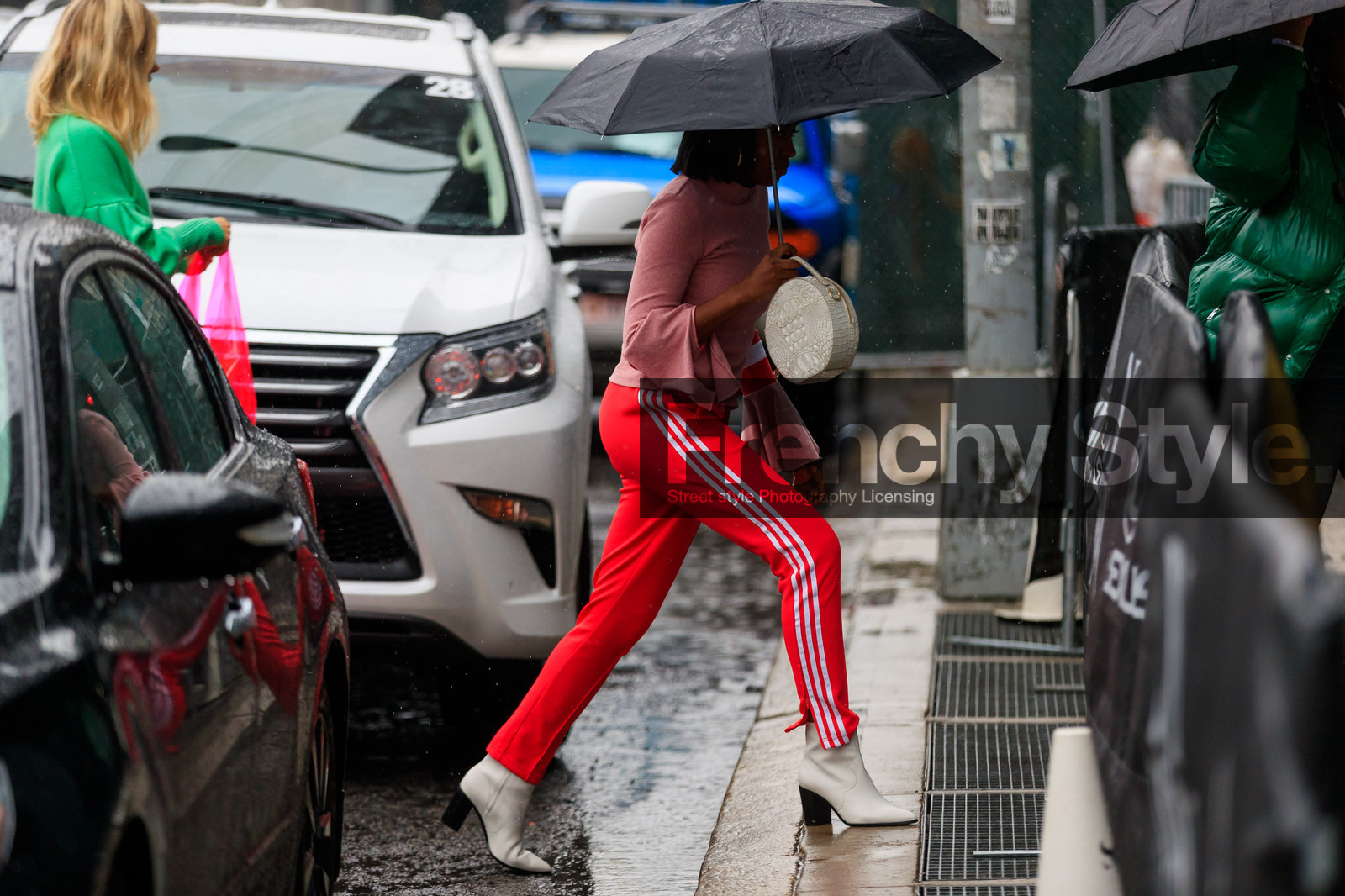 adidas, graphic pants, high heels, leather bag, leather shoes, pink sweater, printed pants, red pants, sweatpants, trousers, white bag, white boots, street style, jonathan paciullo, FW, frenchystyle, fashion week, NYFW, NEW YORK, AUTUMN WINTER 2018-2019, AW 18-19, FALL WINTER 2018-2019, FW 18-19, atmosphere details, horizontal, full length