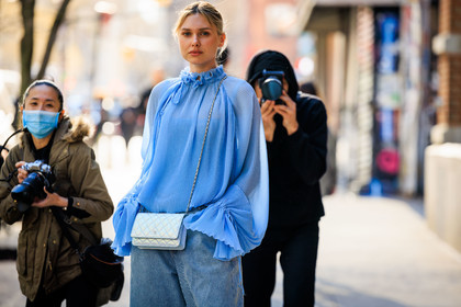 silver chanel wallet on chain, blue pastel, ruffle blouse, pastel blue ruffles shirt, baggy jeans, fashion week, frenchystyle, FW, jonathan paciullo, street style, NYFW, NEW YORK, AUTUMN WINTER 2022-2023, FALL WINTER 2022_2023, FW 22-23, atmosphere details, horizontal