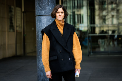 mustard yellow jumper, turtleneck, sleeveless vest, black vest, buttoned vest, short hair, model, fashion week, frenchystyle, FW, jonathan paciullo, street style, AUTUMN WINTER 2022-2023, FALL WINTER 2022_2023, FW 22-23, PFW, PARIS, horizontal, atmosphere details, detail