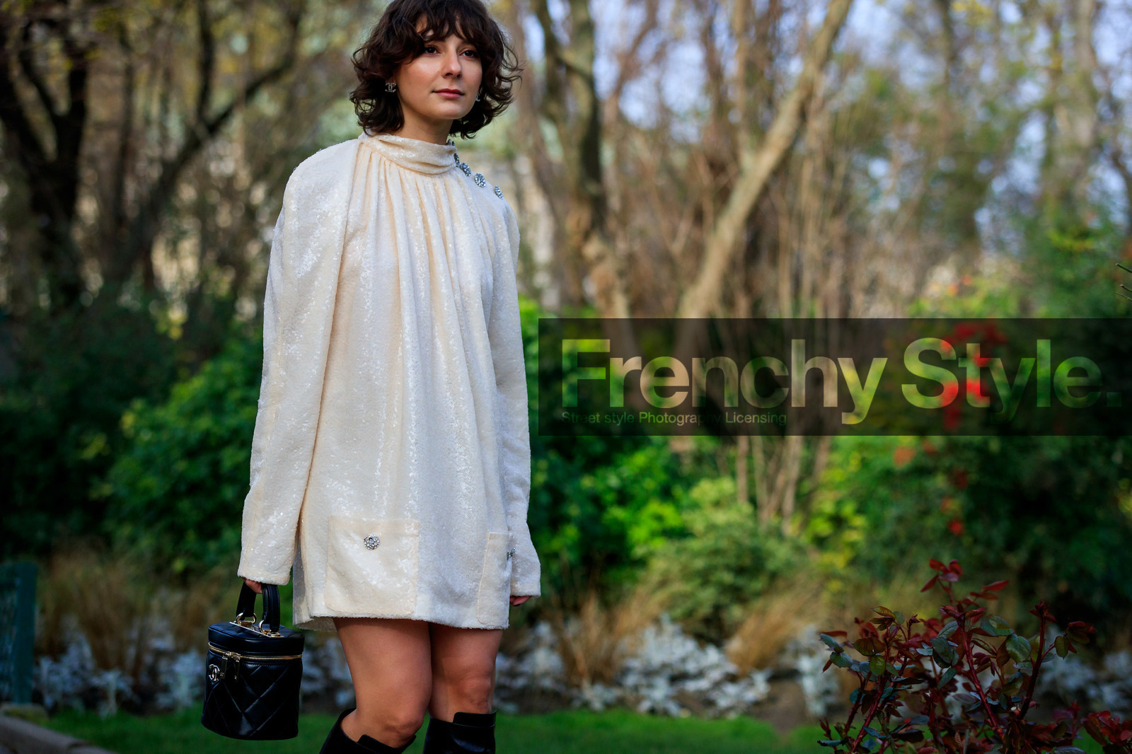 alyssa coscarelli, white dress, sequins dress, high collar dress, long sleeves dress, mini dress, chanel bag, chanel dress, chanel earrings, black leather bag, box bag, hand bag, quilted bag, logo earrings, strassed earrings, strassed dress, fashion week, frenchystyle, FW, jonathan paciullo, street style, PFW, PARIS, horizontal, atmosphere details, detail