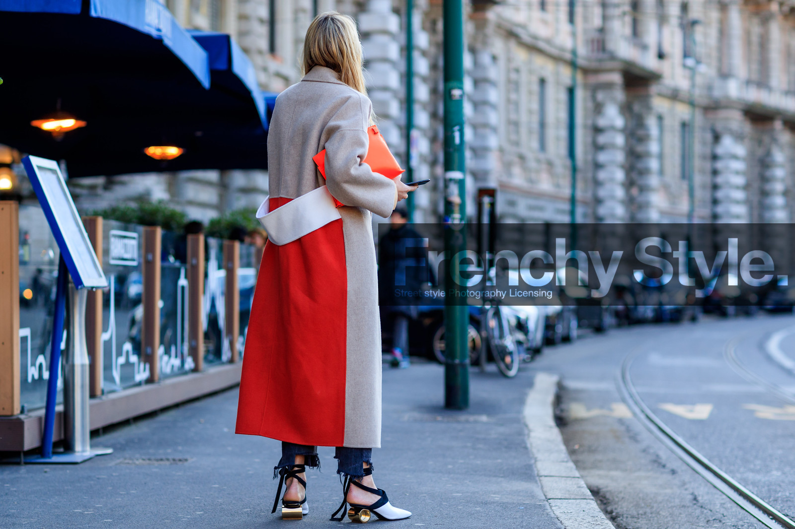 atmosphere details, AUTUMN WINTER 2017-2018, AW 17-18, back detail, beige coat, black and white shoes, black denim, denim pants, FALL WINTER 2017-2018, fashion week, frenchystyle, full length, FW, FW 17-18, golden heel, graphic coat, horizontal, jeans, jonathan paciullo, jw anderson, leather bag, leather shoes, MFW, MILAN, orange bag, red bag, red coat, street style, trousers, white belt