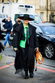 black hat, black sunglasses, green shirt, black tie, black trench, black pants, tulle skirt, orange handbag, golden crossbody, handbag, black look, black boots, fashion week, frenchystyle, FW, jonathan paciullo, street style, AUTUMN WINTER 2022-2023, FALL WINTER 2022_2023, FW 22-23, PFW, PARIS, vertical, full length
