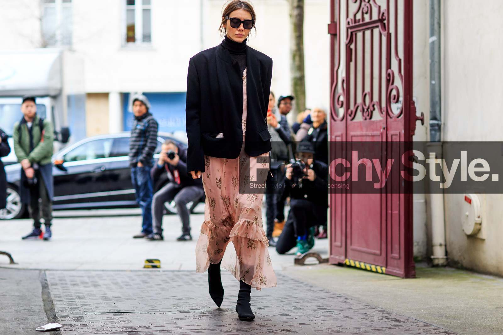 atmosphere details, AUTUMN WINTER 2016-2017, AW 16-17, black boots, black jacket, FALL WINTER 2016-2017, fashion week, frenchystyle, full length, FW, FW 16-17, high boots, horizontal, jonathan paciullo, julie pelipas, PARIS, PFW, pink dress, printed dress, sheer dress, street style, sunglasses