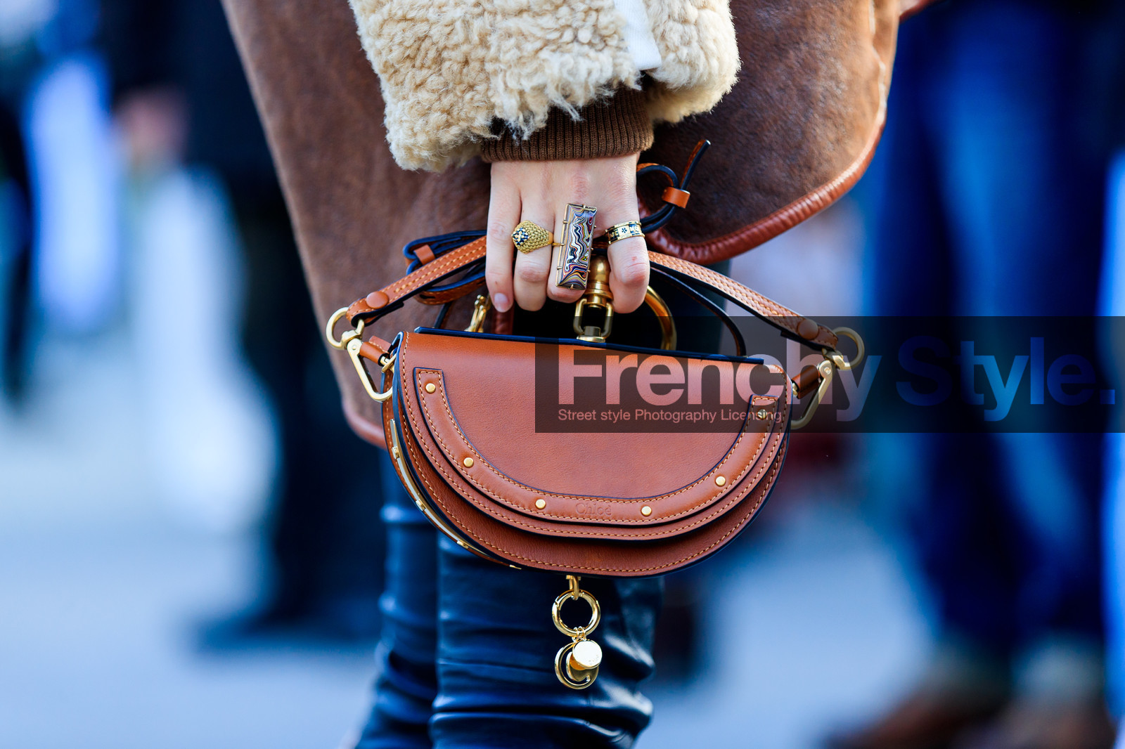atmosphere details, AUTUMN WINTER 2017-2018, AW 17-18, beige fur, black pants, brown bag, brown jacket, chloe, detail, FALL WINTER 2017-2018, fashion week, frenchystyle, FW, FW 17-18, horizontal, jonathan paciullo, leather bag, leather jacket, leather pants, PARIS, PFW, rings, shearling, sofia sanchez de betak, street style, trousers