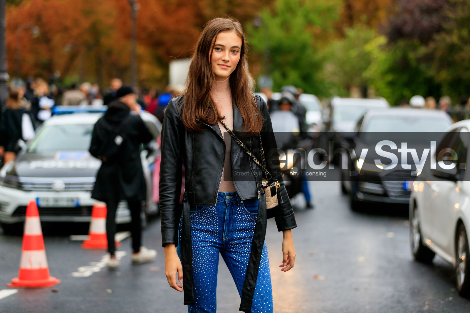 model, black leather perfecto, nude pullover, turtleneck pullover, chanel bag, blue jeans, strassed jeans, tight jeans, multi strap bag, chain strap bag, nude leather bag, black leather bag, PARIS, PFW, SPRING SUMMER 2020, SS 20, fashion week, frenchystyle, FW, jonathan paciullo, street style, horizontal, atmosphere details, detail