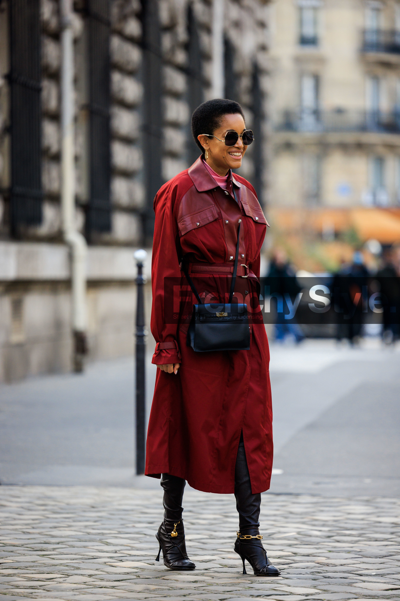 red trenchcoat, leather trench, hermes bag, crossbody bag, black handbag, leather boots, brown boots, birkin bag, black sunglasses, golden loops, tamu mcpherson, street style, jonathan paciullo, FW, frenchystyle, fashion week, AUTUMN WINTER 2022-2023, FALL WINTER 2022_2023, FW 22-23, PFW, PARIS, full length, vertical