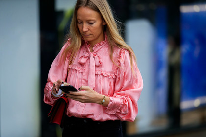 bow, bracelet, iphone, leather bag, pink shirt, ruffles, street style, jonathan paciullo, FW, frenchystyle, fashion week, LFW, LONDON, AUTUMN WINTER 2019-2020, AW 19-20, FW 19-20, FALL WINTER 2019-2020, horizontal, atmosphere details, detail