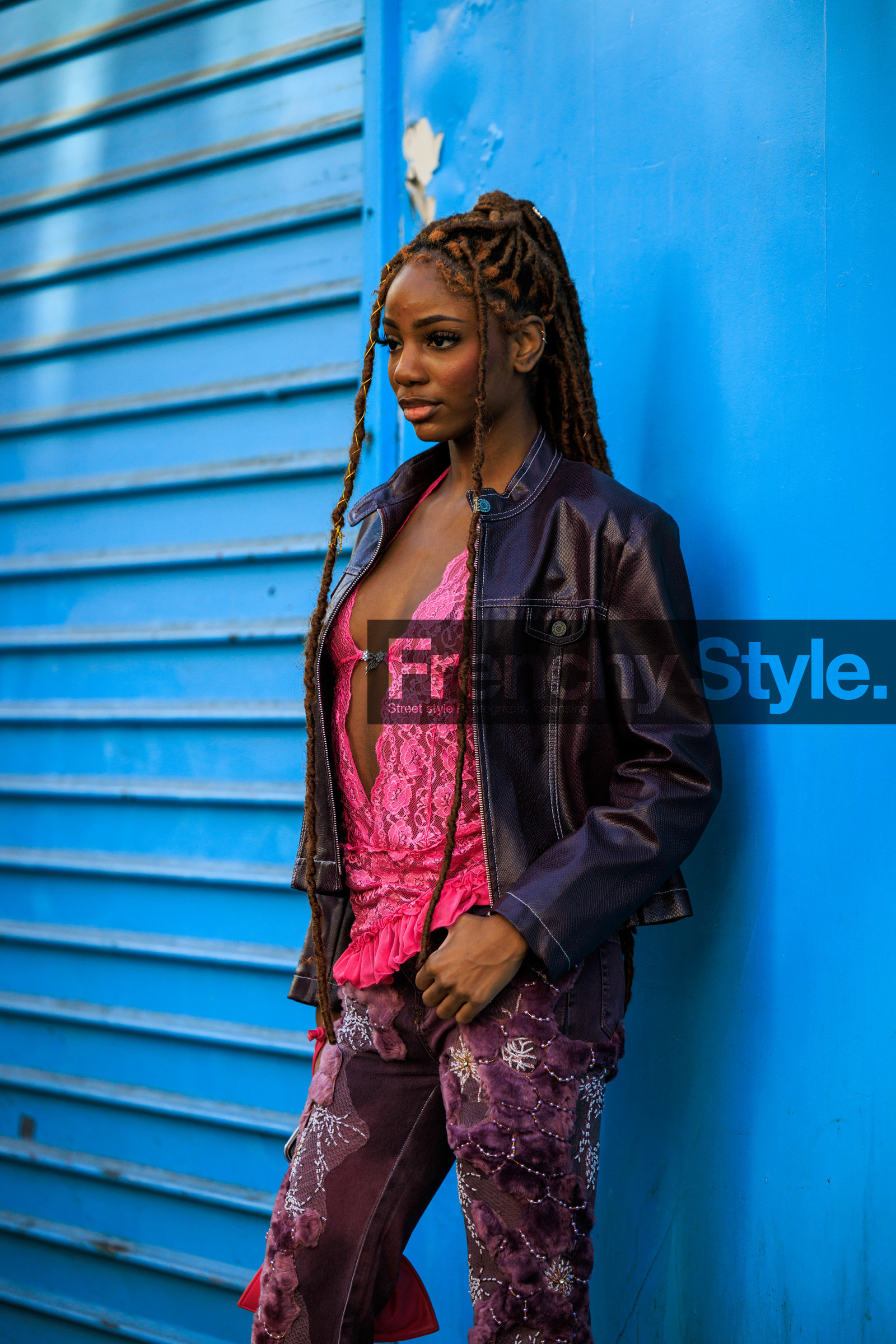 braided hair, long braids, purple jacket, pink shirt, lace shirt, purple pants, flower embroidered pants, details, vintaga look, street style, jonathan paciullo, FW, frenchystyle, fashion week, AUTUMN WINTER 2022-2023, FALL WINTER 2022_2023, FW 22-23, PFW, PARIS, vertical, detail