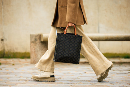 celine totebag, monogram totebag, brown blazer, collar shirt, white top, knitted trousers, knitwear, beige trousers, beige combat boots, street style, jonathan paciullo, FW, frenchystyle, fashion week, AUTUMN WINTER 2022-2023, FALL WINTER 2022_2023, FW 22-23, PFW, PARIS, horizontal, atmosphere details, detail