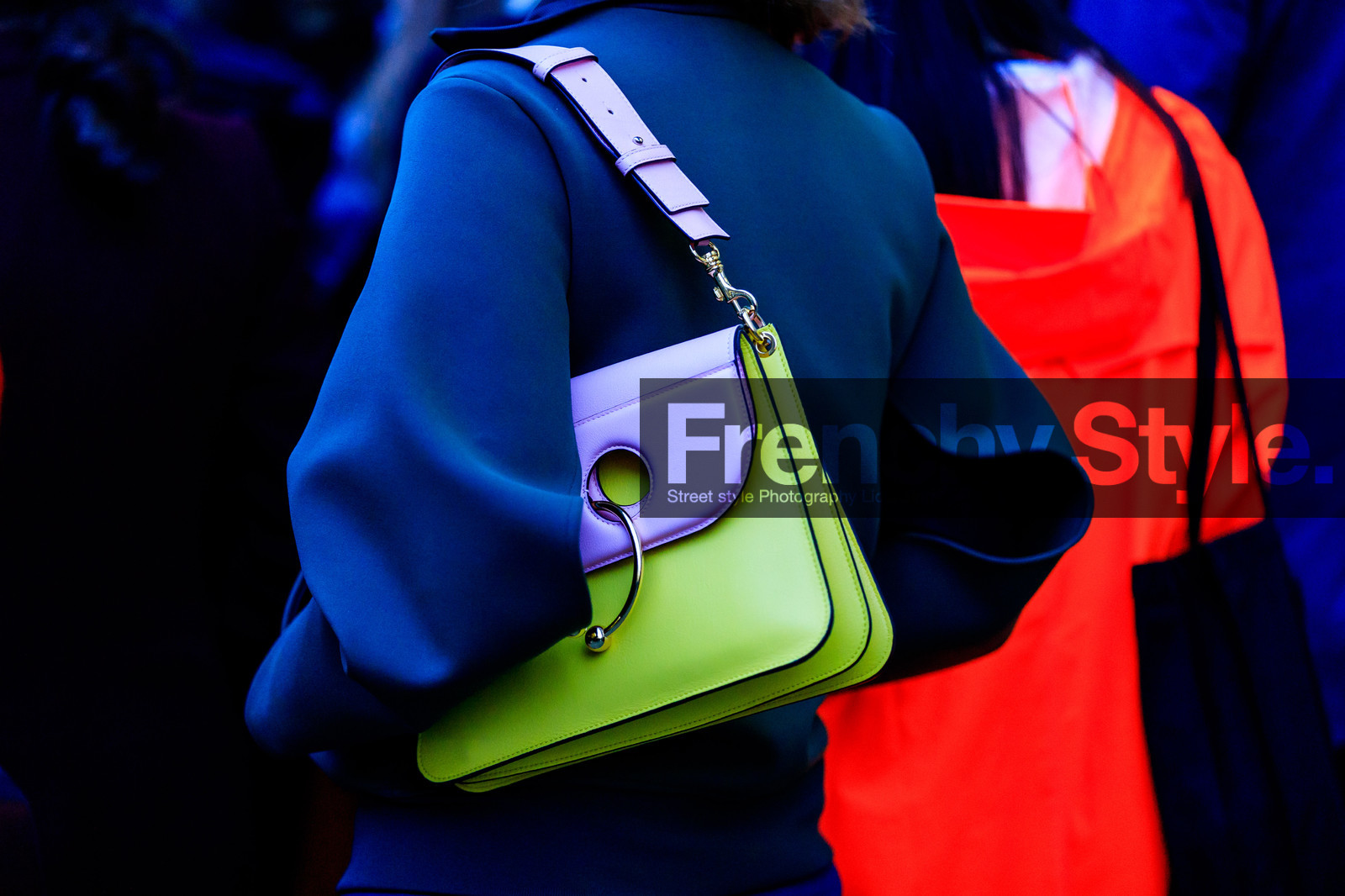 atmosphere details, AUTUMN WINTER 2017-2018, AW 17-18, back detail, detail, FALL WINTER 2017-2018, fashion week, frenchystyle, FW, FW 17-18, green bag, horizontal, jonathan paciullo, jw anderson, leather bag, LFW, LONDON, navy coat, purple bag, street style