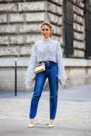feather top, sequins top, silver top, crossbody bag, cream bag, hermes bag, mini birkin bag, skinny jeans, white heels, heart evangelista, street style, jonathan paciullo, FW, frenchystyle, fashion week, AUTUMN WINTER 2022-2023, FALL WINTER 2022_2023, FW 22-23, PFW, PARIS, full length, vertical