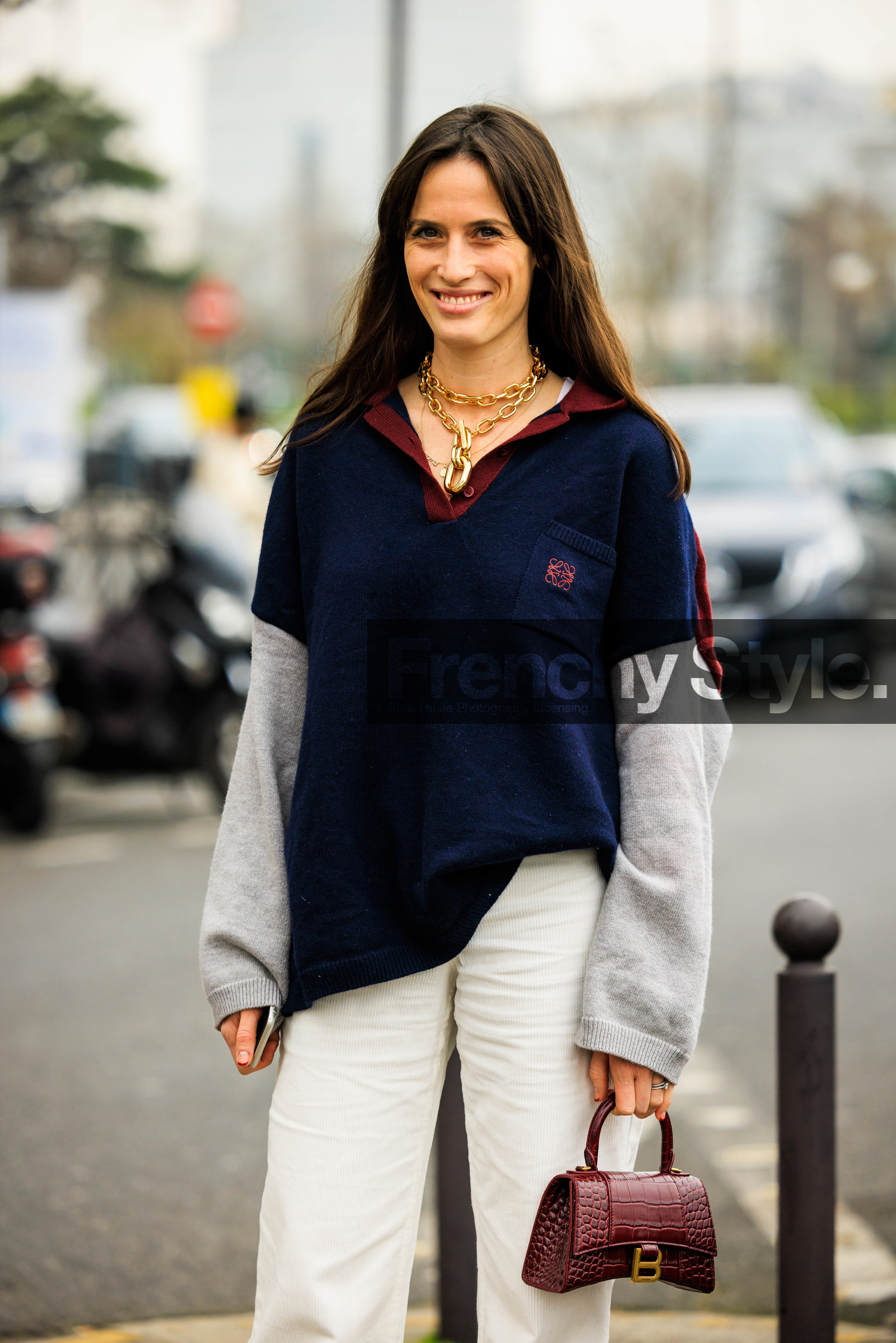 loewe polo shirt, navy blue shirt, grey sweat shirt, golden necklace, golden chain, white trouser, flared pants, hourglass bag, balenciaga bag, leather bag, mini bag, astrid boutrot, street style, jonathan paciullo, FW, frenchystyle, fashion week, AUTUMN WINTER 2022-2023, FALL WINTER 2022_2023, FW 22-23, PFW, PARIS, vertical, detail