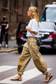 bag, beige pants, black bag, black sandals, bracelet, cargo pants, crossbody bag, fluid pants, Holli Rodgers, large pants, leather sandals, oversize pants, pants, sandals, t-shirt, white t-shirt, fashion week, frenchystyle, FW, jonathan paciullo, street style, SPRING SUMMER 2022, SS 22, MFW, MILAN, vertical, full length