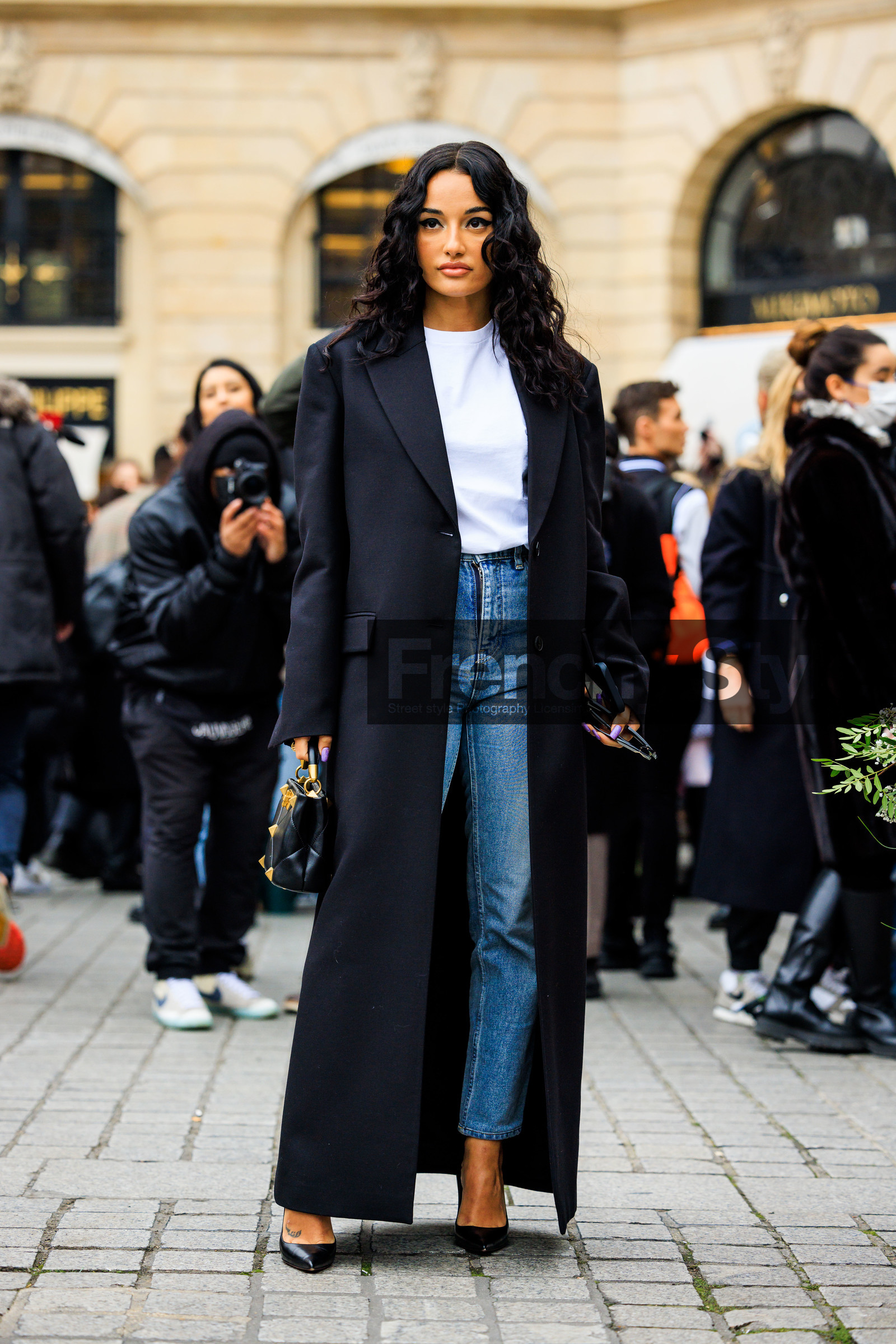 black sunglasses, white tshirt, black trench, buttoned trench, classic jeans, mini bag, leather bag, studded bag, valentino, black stilettos, fashion week, frenchystyle, FW, jonathan paciullo, street style, PARIS, PFW, SPRING SUMMER 2022, SS 22, full length, vertical, amina muaddi