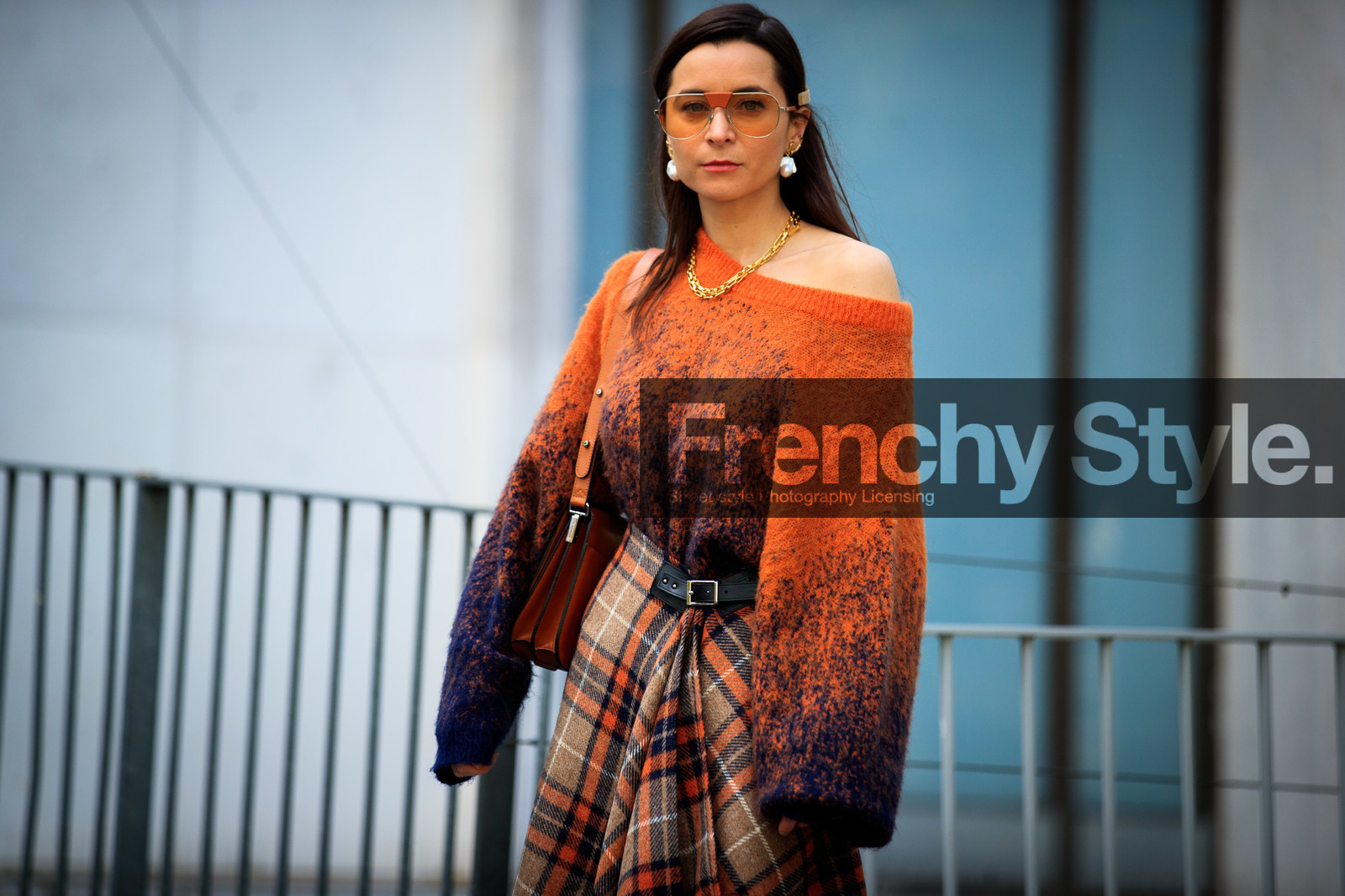 julia comil, orange pullover, orange skirt, tie and dye pullover, navy blue pullover, plaid skirt, checked skirt, asymetrical pullover, oversize pull, oversize pullover, aviator sunglasses, metalic frame sunglasses, yellow sunglasses, pearl earrings, dangling earrings, golden earrings, golden necklace, chain necklace, chloe earrings, fashion week, frenchystyle, FW, jonathan paciullo, street style, PFW, PARIS, SPRING SUMMER 2021, SS 21, horizontal, atmosphere details, detail