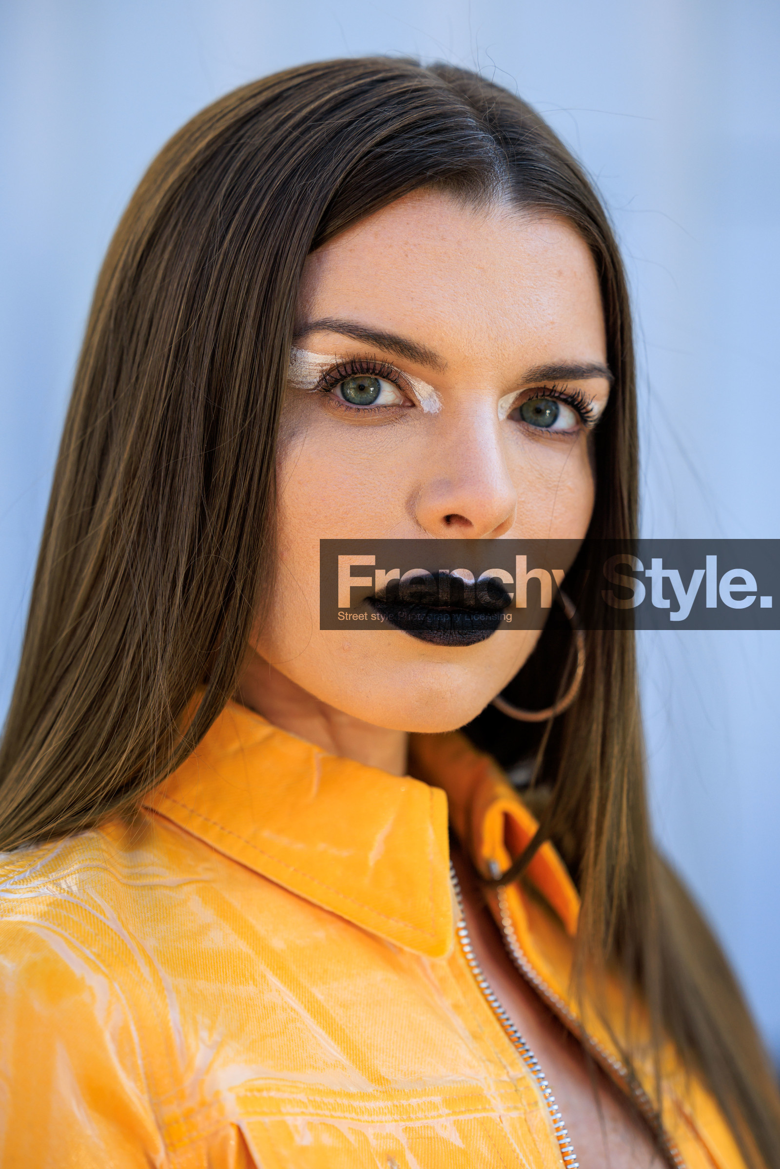 close up, details, make up, black lips, white eyeshadow, big loop earrings, julia fox, fashion week, frenchystyle, FW, jonathan paciullo, street style, MFW, MILAN, FALL WINTER 2022_2023, AUTUMN WINTER 2022-2023, FW 22-23, vertical, atmosphere details
