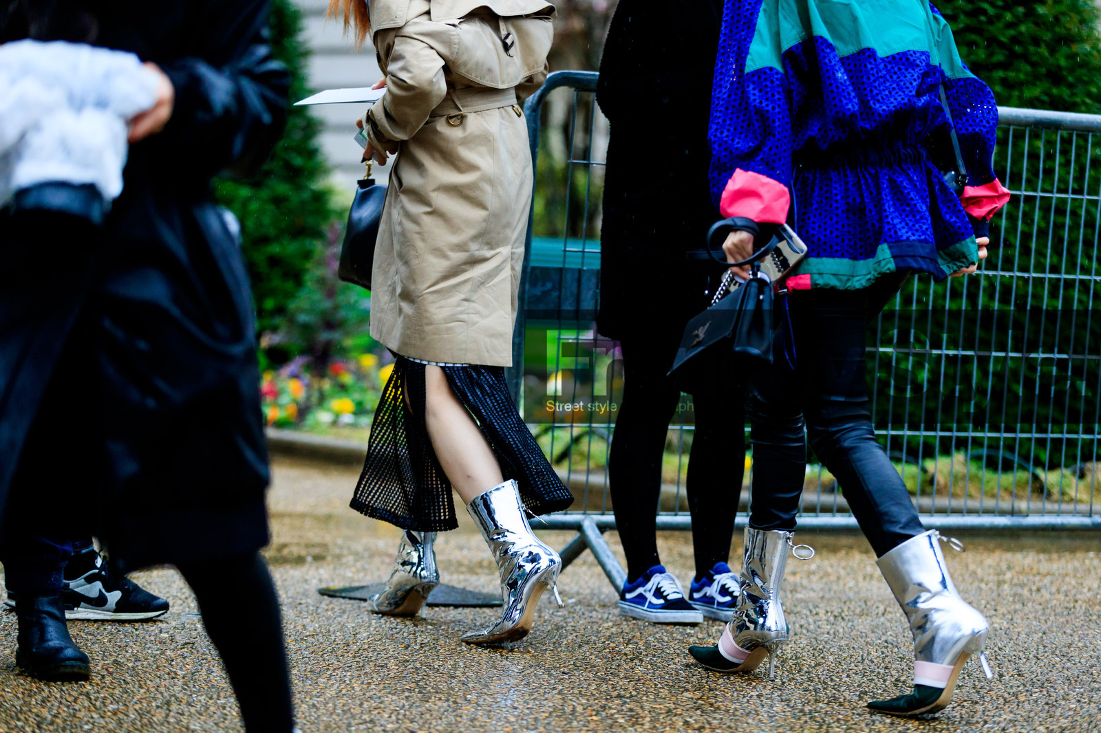 atmosphere details, AUTUMN WINTER 2017-2018, AW 17-18, back detail, beige coat, black bag, black pants, black skirt, blue jacket, detail, FALL WINTER 2017-2018, fashion week, frenchystyle, FW, FW 17-18, high heels, horizontal, jonathan paciullo, leather bag, leather pants, leather shoes, louis vuitton, PARIS, PFW, printed jacket, shiny boots, silver shoes, street style, trench coat, trousers