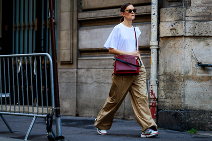 beige pants, chloé, leather bag, leather shoes, red bag, sunglasses, trousers, white sneakers, white t shirt, fashion week, frenchystyle, FW, jonathan paciullo, street style, PFW, PARIS, atmosphere details, horizontal, full length, AUTUMN WINTER 2018-2019, FALL WINTER 2018-2019, FW 18-19, jo ellison