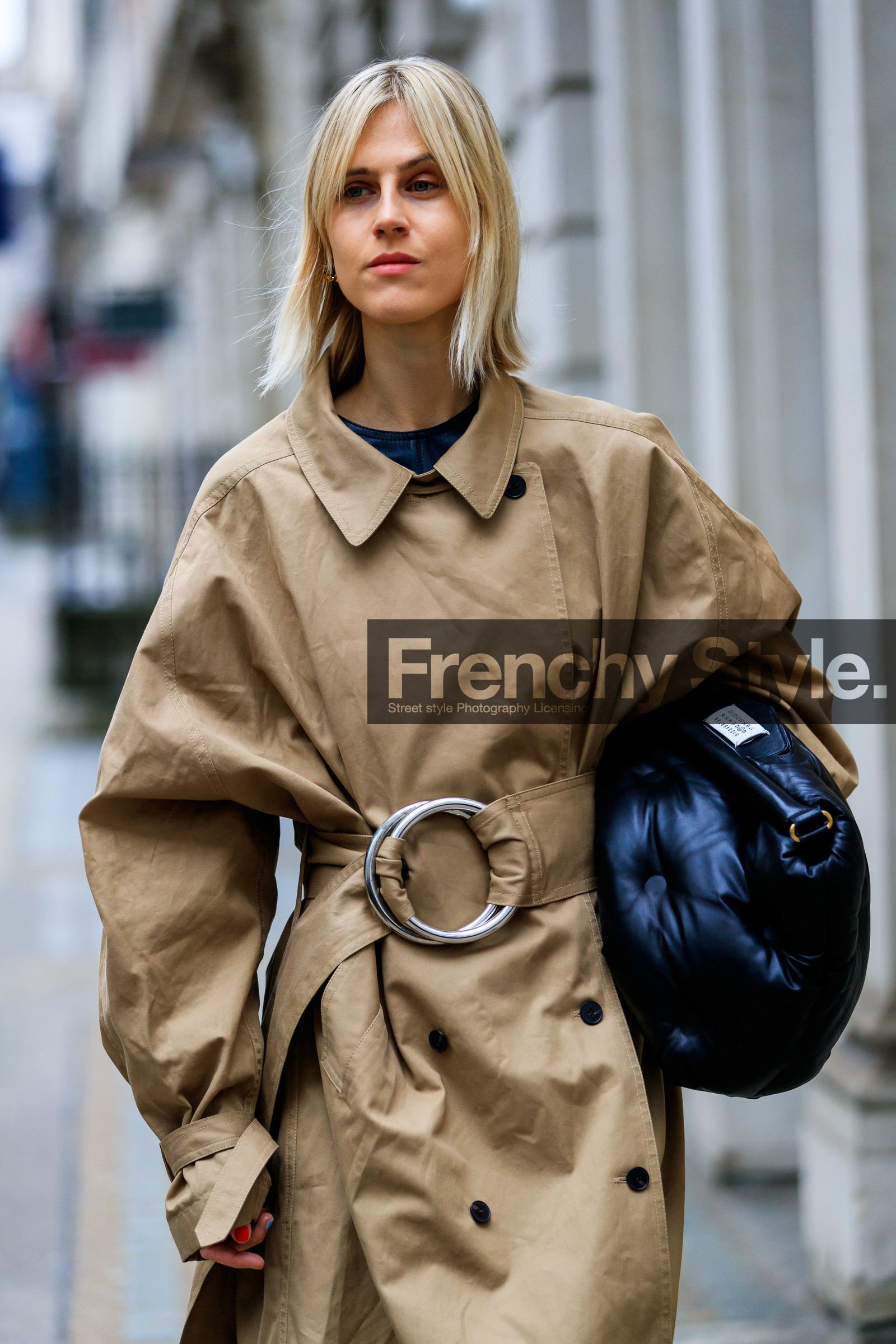 beige coat, black bag, leather bag, linda tol, maison martin margiela, trench coat, street style, jonathan paciullo, FW, frenchystyle, fashion week, LFW, LONDON, AUTUMN WINTER 2019-2020, AW 19-20, FW 19-20, FALL WINTER 2019-2020, vertical, atmosphere details, detail