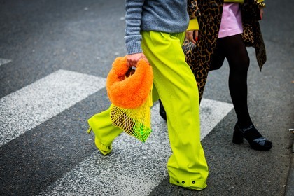 details, baggy pants, fluo green pants, orange bag, furry bag, bottega veneta bag, longchamp handbag, yellow bag, street style, jonathan paciullo, FW, frenchystyle, fashion week, AUTUMN WINTER 2022-2023, FALL WINTER 2022_2023, FW 22-23, PFW, PARIS, horizontal, atmosphere details, detail
