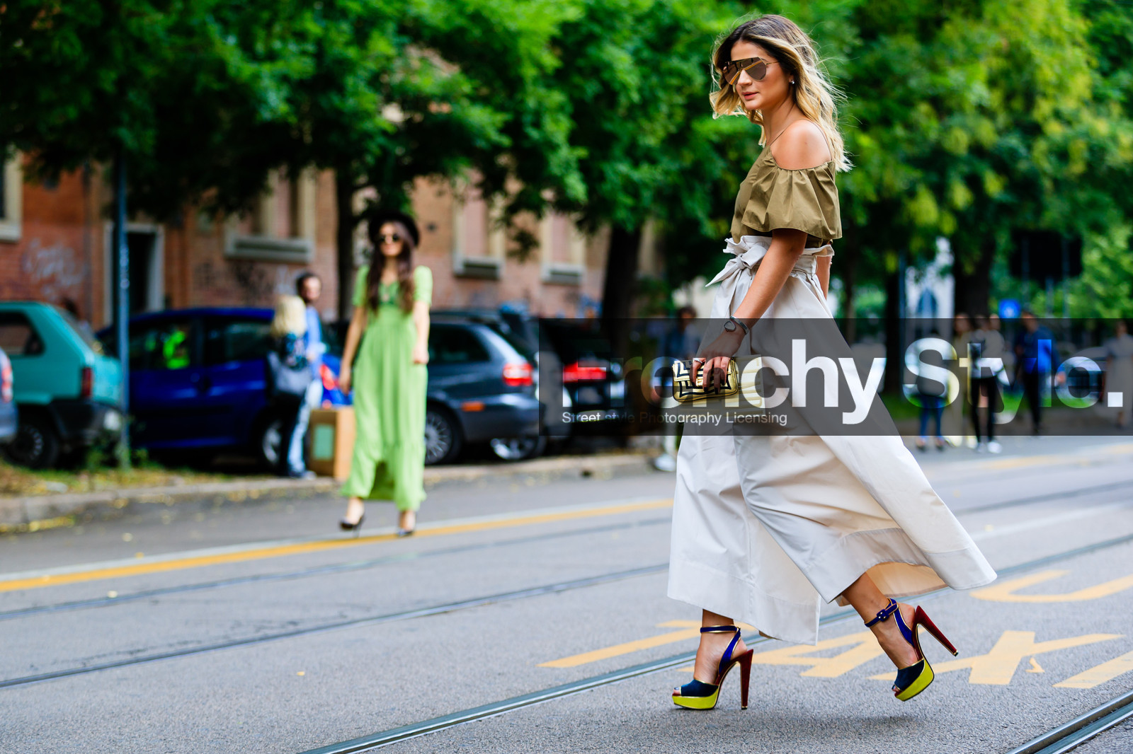 atmosphere details, beige pants, blue sandals, bracelet, brown top, bulgari, fashion week, frenchystyle, full length, FW, gold bag, golden bag, golden jewelry, high heels, high waist, horizontal, jonathan paciullo, leather shoes, metallic bag, metallic clutch, MFW, MILAN, off the shoulder, printed clutch, SPRING SUMMER 2017, SS 17, street style, sunglasses, thassia naves, trousers, velvet, watch, wide pants